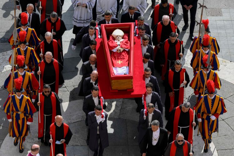 Se realiza recorrido fúnebre del papa Francisco hacia la Basílica de San Pedro
