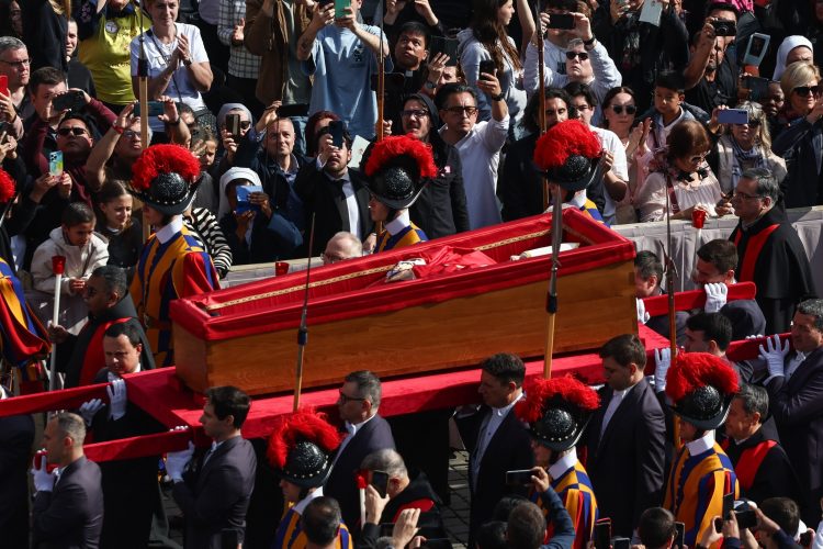 Se realiza recorrido fúnebre del papa Francisco hacia la Basílica de San Pedro