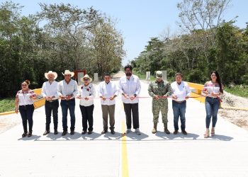 May entrega rehabilitación de carretera y puesta en marcha obras en Jonuta y Balancán