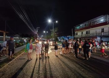 Vecinos de Pyasur bloquean Periférico Carlos Pellicer por falta de energía eléctrica