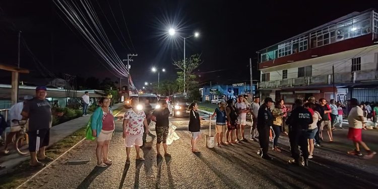 Vecinos de Pyasur bloquean Periférico Carlos Pellicer por falta de energía eléctrica
