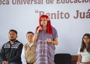 ESTUDIANTES DE NIVEL MEDIO SUPERIOR RECIBIERON DE MANOS DE LAYDA SANSORES, EL PAGO DE LAS BECAS BENITO JUÁREZ
