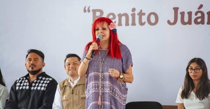 ESTUDIANTES DE NIVEL MEDIO SUPERIOR RECIBIERON DE MANOS DE LAYDA SANSORES, EL PAGO DE LAS BECAS BENITO JUÁREZ