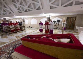 Vaticano difunde imágenes del pontífice tras su fallecimiento desde de  la capilla de la Casa Santa Marta