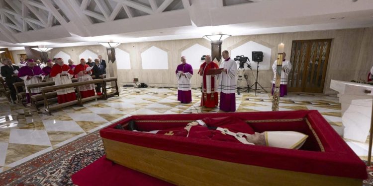Vaticano difunde imágenes del pontífice tras su fallecimiento desde de  la capilla de la Casa Santa Marta