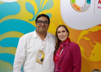 Atenea Gómez se pasea con su Damo en Baja California a costa del dinero de los Isleños