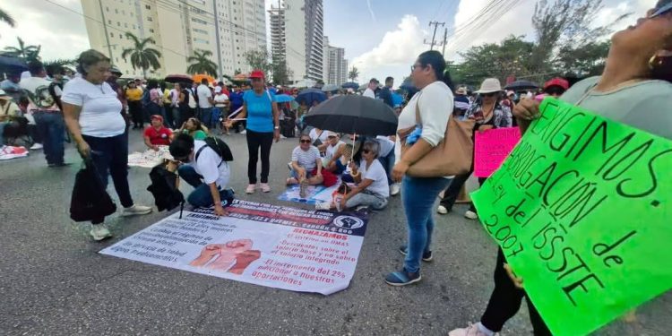 Maestros del Comité Central de Lucha bloquearon esta mañana la avenida Bonampak