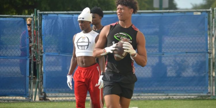 El prospecto Elijah Arroyo aprendió a jugar futbol americano en el sureste de nuestro país