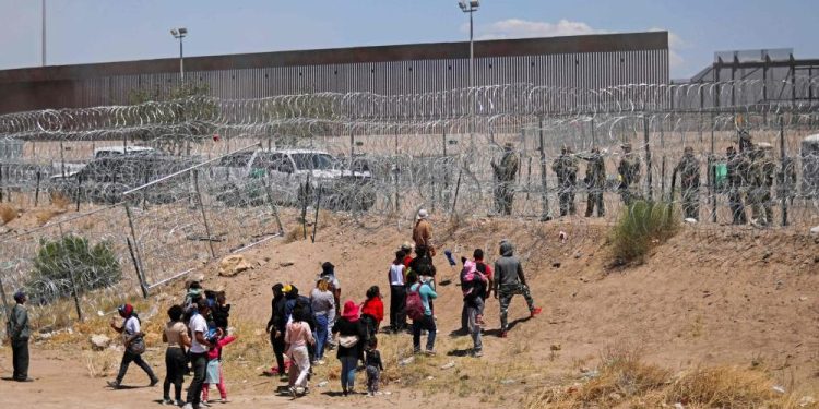 Estados Unidos destaca descenso en cruces ilegales y decomisos de fentanilo en la frontera