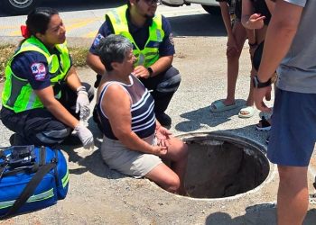 Turista cae a registro sin tapa en Boca del Río