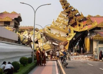 Rescatan a una mujer de 63 años ue estuvo atrapada durante casi 91 horas bajo los escombros en Myanmar