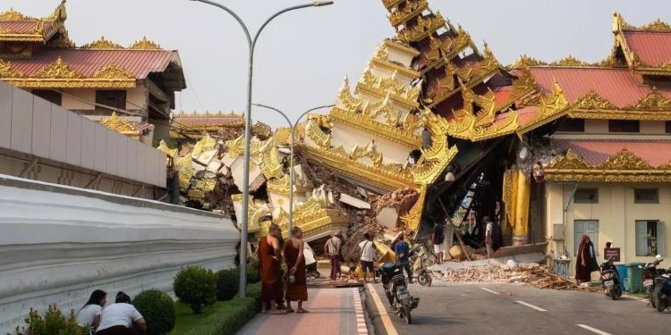 Rescatan a una mujer de 63 años ue estuvo atrapada durante casi 91 horas bajo los escombros en Myanmar