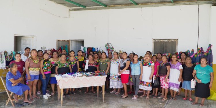 ARTESANAS DE UKUM RECIBEN APOYOS PARA REFORZAR SU ACTIVIDAD