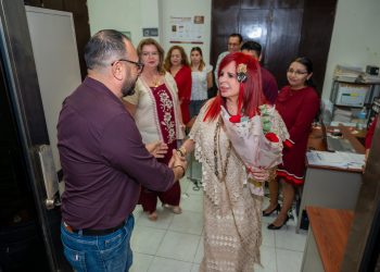 LAYDA SANSORES VISITÓ LA SECRETARÍA DE LA CONTRALORÍA ESTATAL Y ENTREGÓ EQUIPOS DE CÓMPUTO