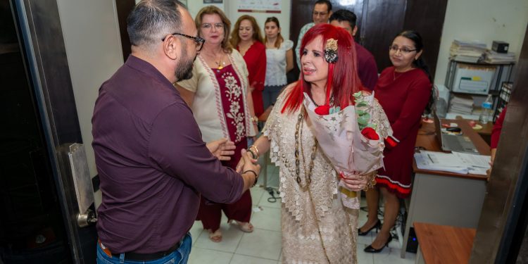 LAYDA SANSORES VISITÓ LA SECRETARÍA DE LA CONTRALORÍA ESTATAL Y ENTREGÓ EQUIPOS DE CÓMPUTO