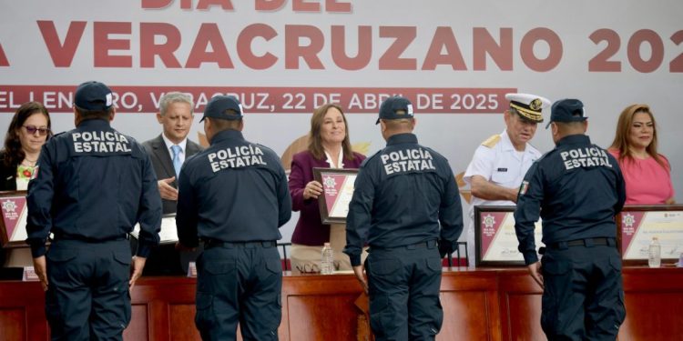 Cumple Rocío Nahle; inicia construcción de viviendas para policías veracruzanos