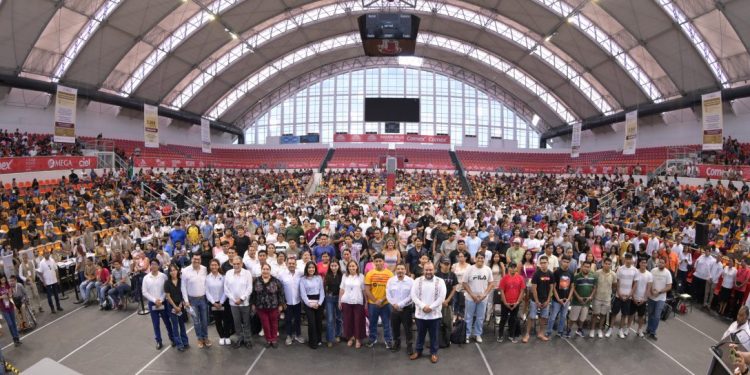 Rocío Nahle y Gobierno de México impulsan el futuro de 12 mil jóvenes con becas