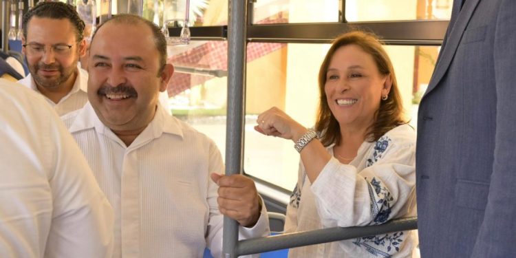 Clara Brugada rinde homenaje a Francia Márquez y le entrega las llaves de la Ciudad de México