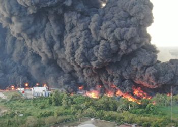 Investiga FGR incendio en Lázaro Cárdenas; detectan hidrocarburos y daño ambiental