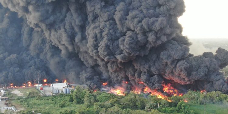 Investiga FGR incendio en Lázaro Cárdenas; detectan hidrocarburos y daño ambiental