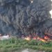 Investiga FGR incendio en Lázaro Cárdenas; detectan hidrocarburos y daño ambiental