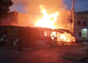 Incendio consume puesto de frutas en la colonia Nueva Esperanza, Cárdenas