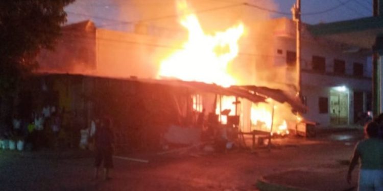 Incendio consume puesto de frutas en la colonia Nueva Esperanza, Cárdenas