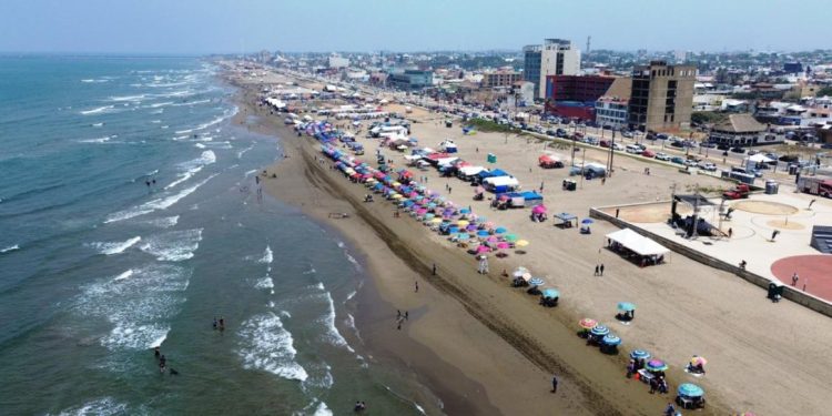 Gobierno del Estado refuerza vigilancia en playas de Coatzacoalcos por alta afluencia de visitantes