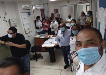 Trabajadores del hospital de Huimanguillo exigen desde marzo la destitución del director