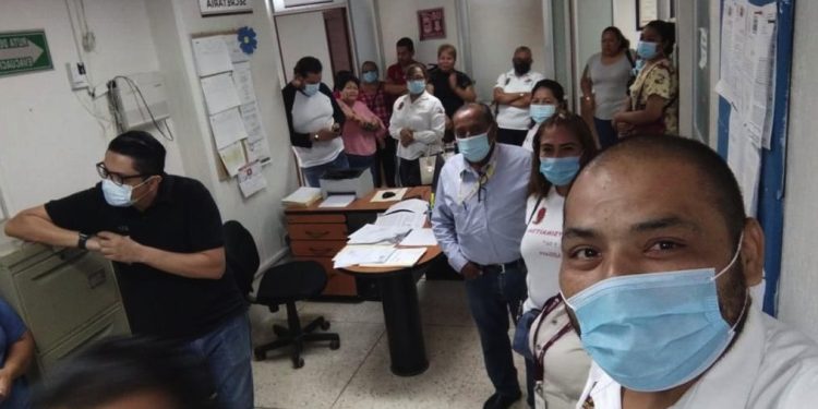 Trabajadores del hospital de Huimanguillo exigen desde marzo la destitución del director