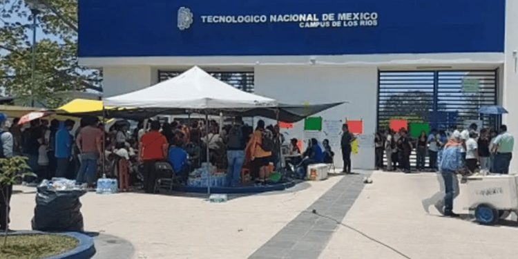 Alumnos del Tecnológico de Balancán cumplen tres días de protesta