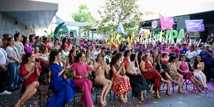 Embajadoras dan color a la inauguración de la Expo Encuentro Artesanal en City Center