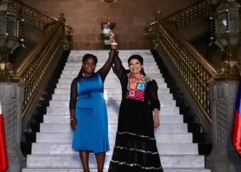 Clara Brugada rinde homenaje a Francia Márquez y le entrega las llaves de la Ciudad de México