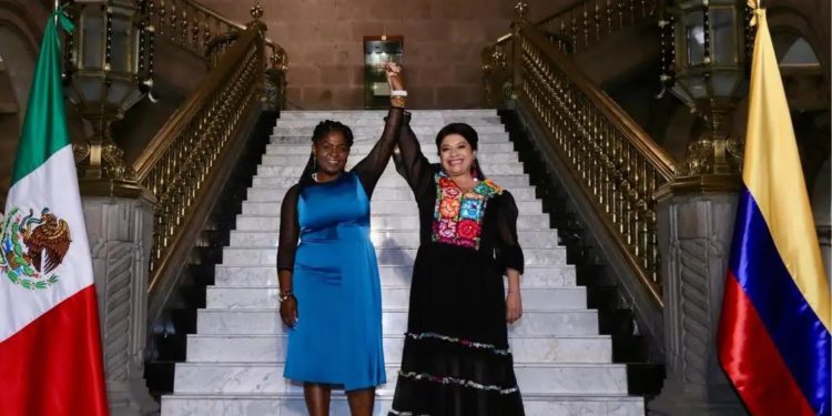 Clara Brugada rinde homenaje a Francia Márquez y le entrega las llaves de la Ciudad de México