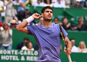 Carlos Alcaraz alcanza las semifinales en Montecarlo; Tsitsipas queda fuera