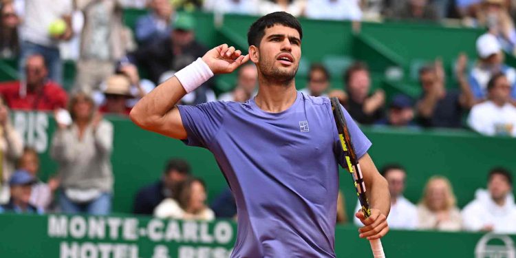 Carlos Alcaraz alcanza las semifinales en Montecarlo; Tsitsipas queda fuera