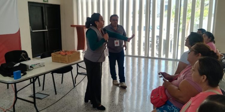 CAPACITA COPRISCAM A MANEJADORES DE ALIMENTOS PARA EVITAR RIESGOS SANITARIOS EN SEMANA SANTA