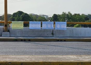 Ciudadanos colocando mensajes de aliento en puente de Cárdenas tras intentos de suicidio