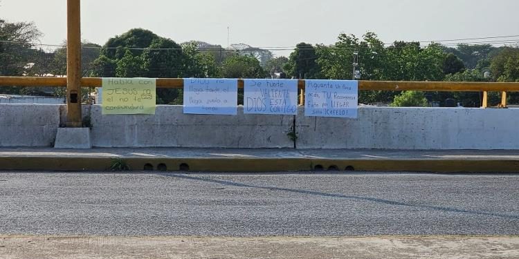 Ciudadanos colocando mensajes de aliento en puente de Cárdenas tras intentos de suicidio