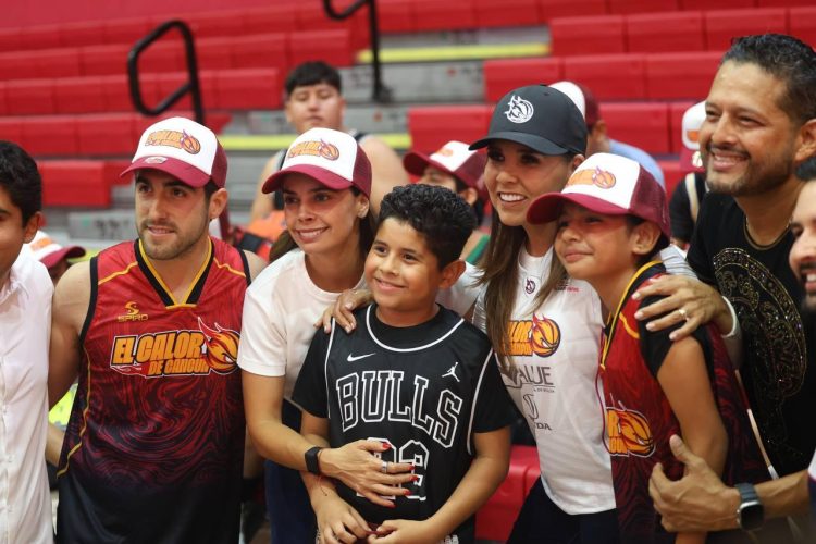 Ana Paty peralta apoya al calor de Cancún femenil en su debut en casa