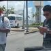 Exhiben a taxistas ‘pirata’ hostigando a Uber en Cancún