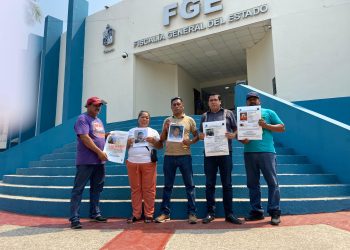 Familiares de cuatro mecánicos desaparecidos en Huimanguillo protestan frente a la FGE
