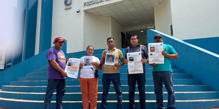 Familiares de cuatro mecánicos desaparecidos en Huimanguillo protestan frente a la FGE