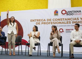 Entregan constancias y matrículas a profesionales inmobiliarios de Quintana Roo