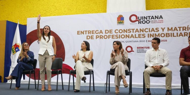 Entregan constancias y matrículas a profesionales inmobiliarios de Quintana Roo