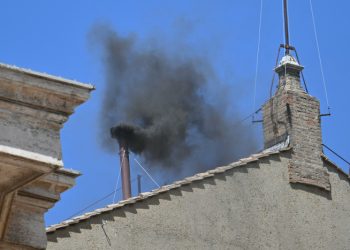 Cónclave: cardenales no logran acuerdo para elegir al Papa y hubo fumata negra en el Vaticano