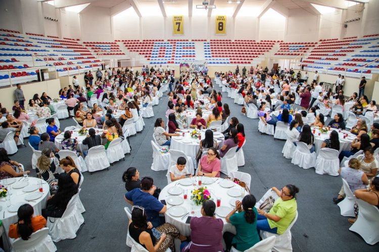 Estefanía Mercado celebra a las mamás trabajadoras del Ayuntamiento, “corazón de las familias y de Playa del Carmen”