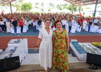 Festeja Ana Paty Peralta a madres sindicalizadas del ayuntamiento de BJ