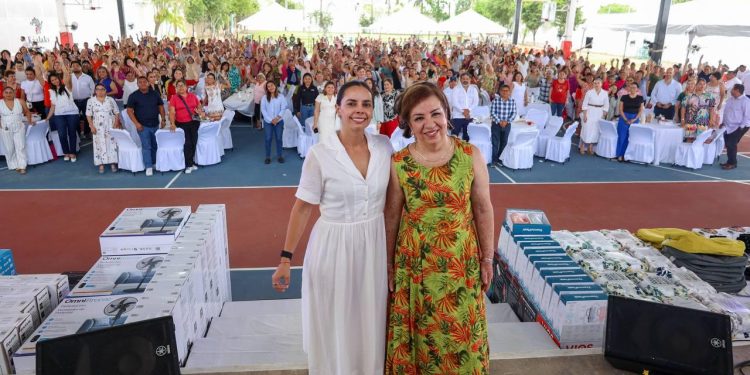 Festeja Ana Paty Peralta a madres sindicalizadas del ayuntamiento de BJ