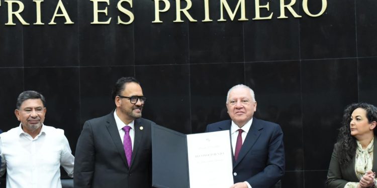 Rafael Marín es reconocido en el Senado de la República por su labor en la Agencia Nacional de Aduanas de México